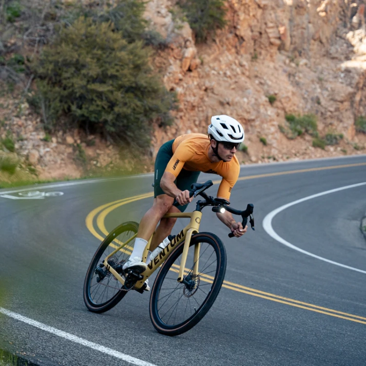 Lampka przednia MAGICSHINE 1200U